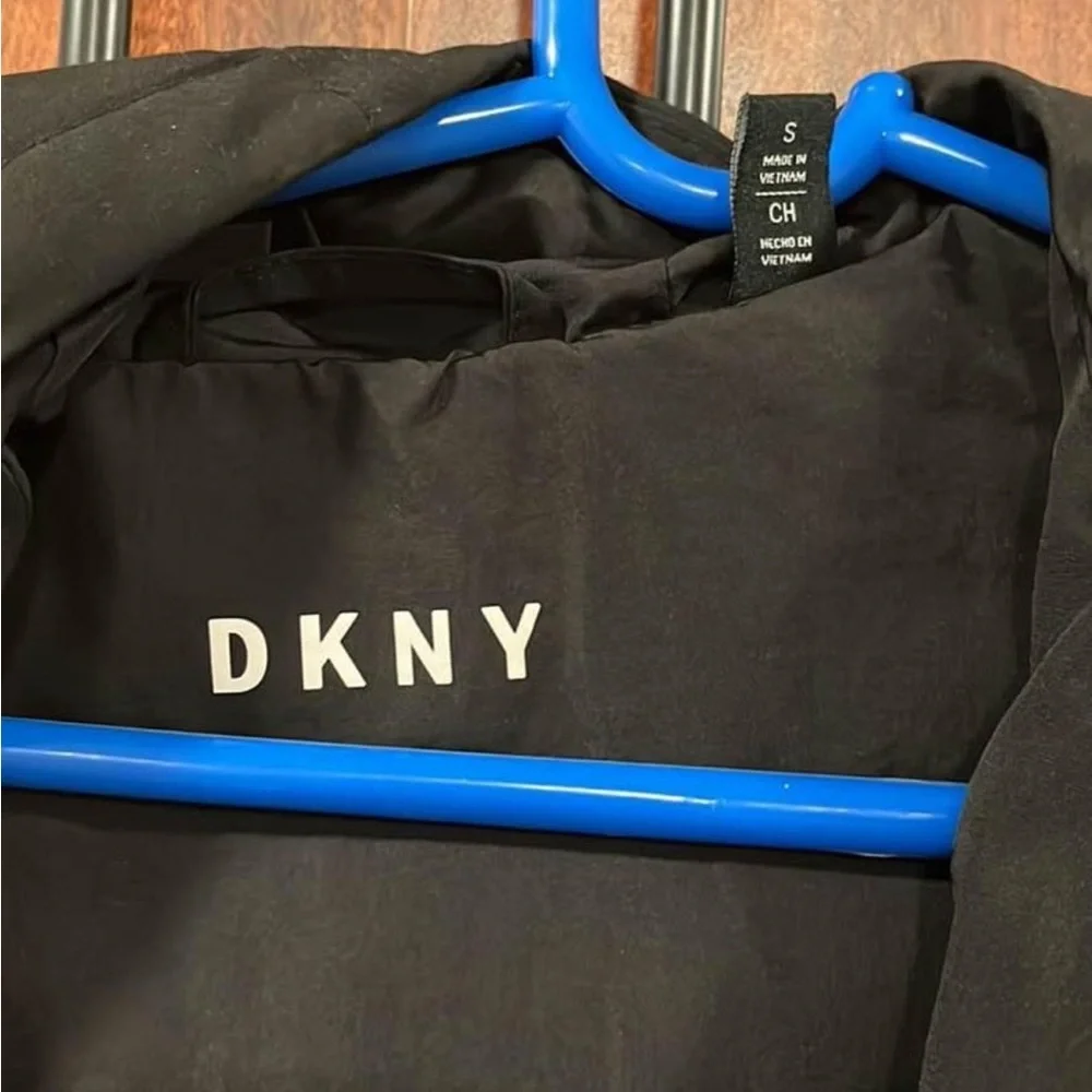 DKNY - Picture 3 of 6